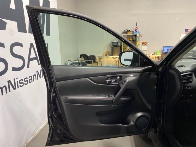 Used 2018 Nissan Rogue SV AWD/4WD image 9