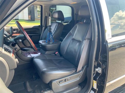 Used 2011 Cadillac Escalade 4D Sport Utility w/ Touring Package image 19