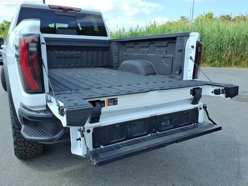 Used 2025 GMC Sierra 2500 AT4X AWD/4WD image 15