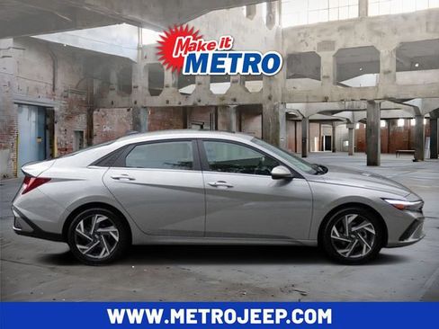 Used 2025 Hyundai Elantra SEL FWD image 1