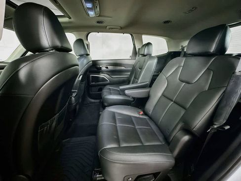 Used 2024 Kia Telluride EX w/ EX Captain's Chair Package FWD image 13