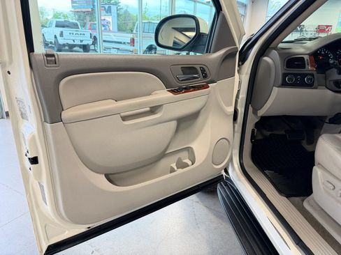 Used 2011 GMC Yukon SLT w/ SLT-2 Equipment Package AWD/4WD image 14