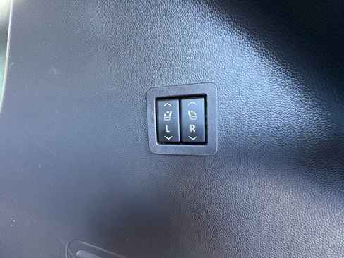 Used 2022 Buick Enclave Premium image 25