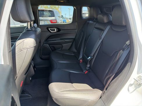 Used 2025 Jeep Compass Trailhawk AWD/4WD image 12