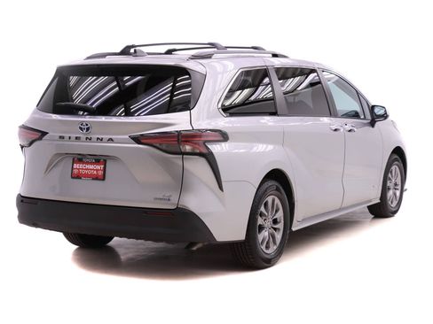 Used 2021 Toyota Sienna LE image 2
