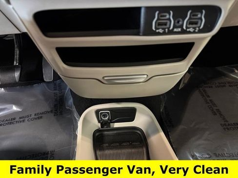 Used 2024 Chrysler Pacifica Touring-L image 17