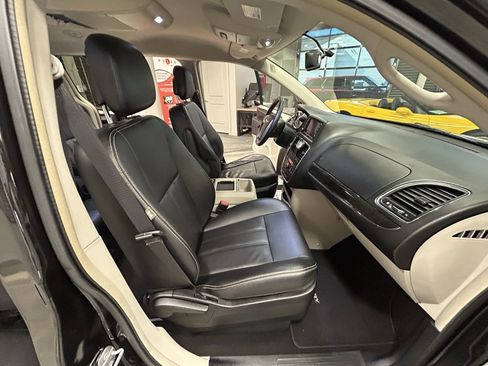 Used 2015 Chrysler Town & Country Touring image 38