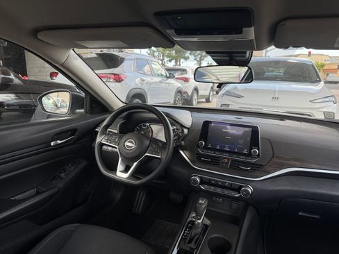 Used 2025 Nissan Altima 2.5 SV FWD image 35