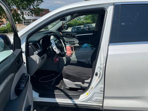 Used 2019 Toyota Highlander LE w/ Carpet Mat Package (TMS) FWD image 6