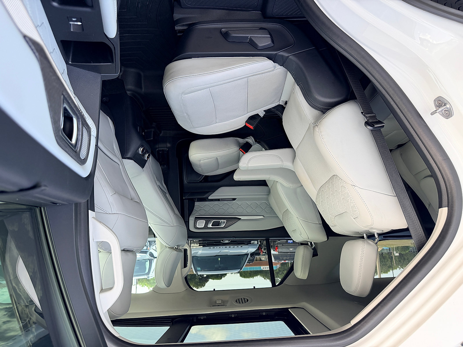 Used 2025 Ford Explorer Platinum w/ Ultimate Package AWD/4WD image 14