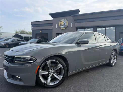 Used 2018 Dodge Charger R/T RWD image 1