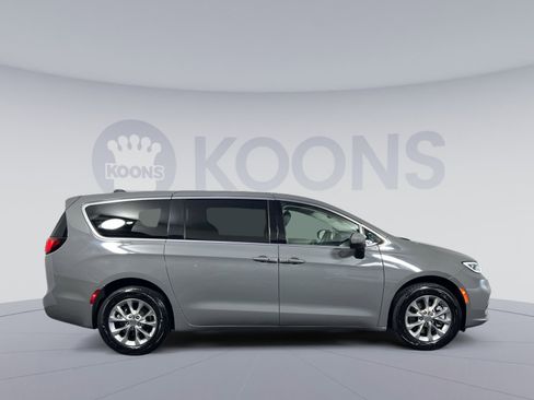 Used 2023 Chrysler Pacifica Touring-L image 8