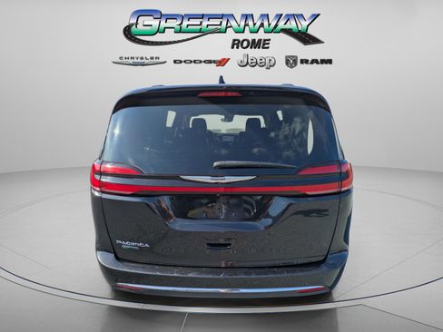 Used 2022 Chrysler Pacifica Touring-L FWD image 6