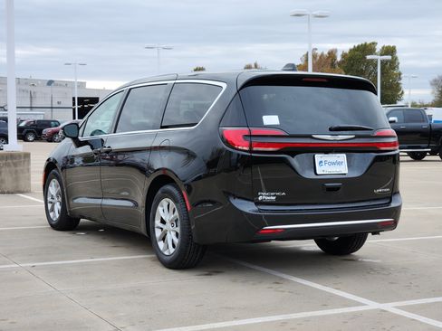 New 2026 Chrysler Pacifica Limited image 3