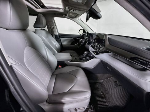 Used 2023 Toyota Highlander XLE AWD/4WD image 30