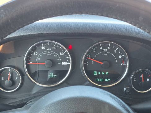 Used 2018 Jeep Wrangler Sahara w/ Connectivity Group AWD/4WD image 36