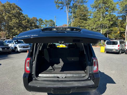 Used 2017 GMC Yukon XL SLT w/ Premium Edition image 9
