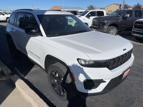 Used 2025 Jeep Grand Cherokee Altitude image 4