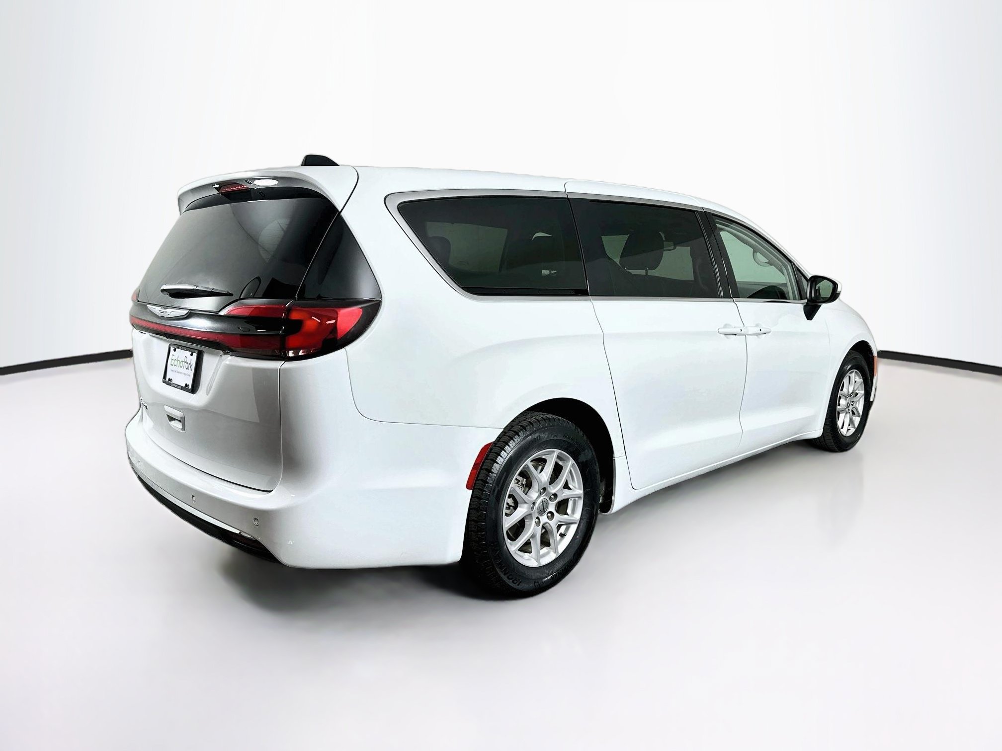 Used 2023 Chrysler Pacifica Touring-L FWD image 9