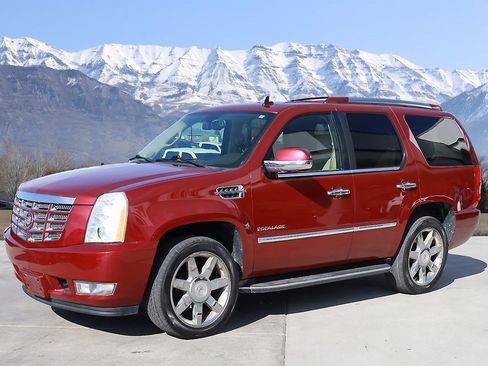 Used 2010 Cadillac Escalade Luxury image 2