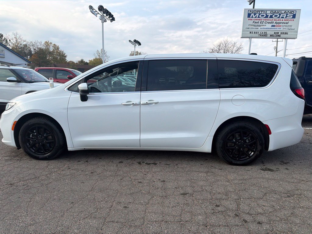 Used 2023 Chrysler Pacifica Touring FWD image 8