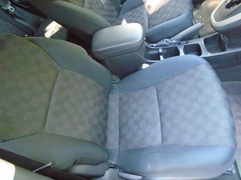 Used 2009 Pontiac Vibe w/ Preferred Package FWD image 21