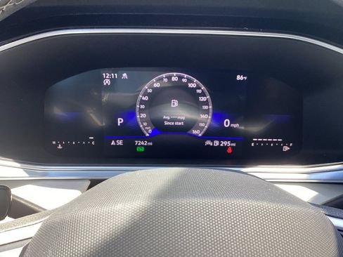 Certified 2025 Volkswagen Taos SE w/ Panoramic Sunroof Package AWD/4WD image 11
