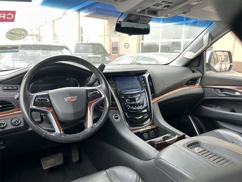 Used 2019 Cadillac Escalade ESV Premium Luxury image 4