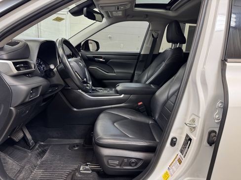 Used 2020 Toyota Highlander XLE image 11