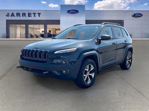 Used 2016 Jeep Cherokee Trailhawk AWD/4WD image 3