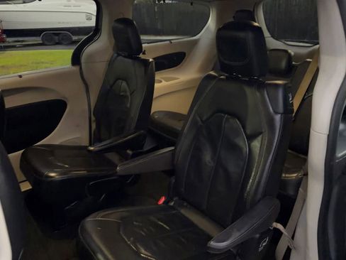 Used 2018 Chrysler Pacifica Touring-L image 19