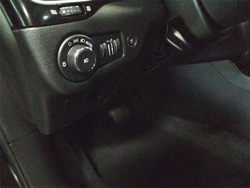 Used 2023 Jeep Cherokee Altitude Lux w/ Lux Elite Package image 28