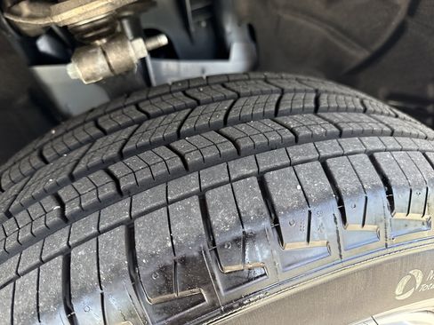 Used 2025 Jeep Grand Cherokee Laredo X image 11