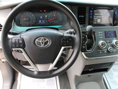 Used 2015 Toyota Sienna LE FWD image 20