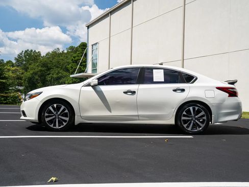 Used 2016 Nissan Altima 2.5 SR w/ LED Appearance Package FWD image 4
