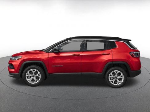 Used 2025 Jeep Compass Latitude AWD/4WD image 3