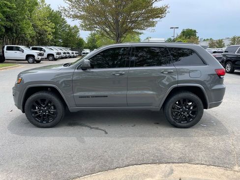 Used 2019 Jeep Grand Cherokee Altitude AWD/4WD image 4