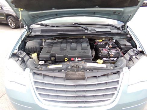 Used 2010 Chrysler Town & Country Touring FWD image 29