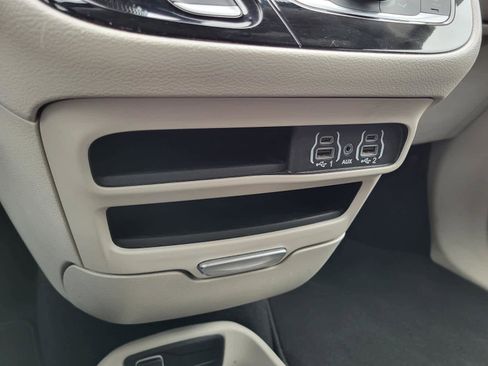 Used 2024 Chrysler Pacifica Touring-L image 24