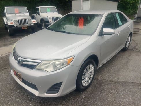 Used 2014 Toyota Camry LE FWD image 2