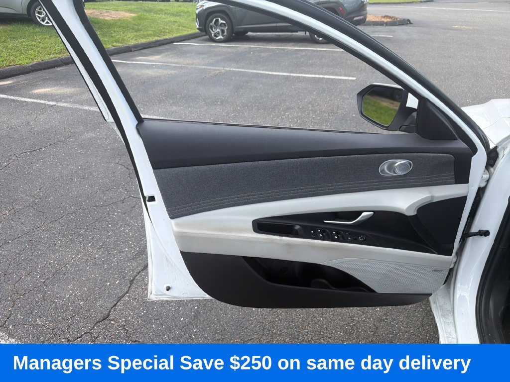 Used 2024 Hyundai Elantra Limited FWD image 11
