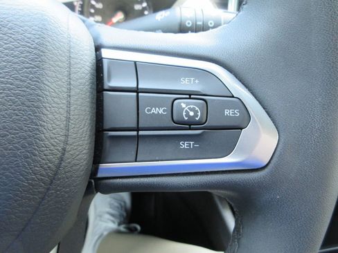 Used 2024 Jeep Compass Latitude w/ Sun and Sound Group AWD/4WD image 27
