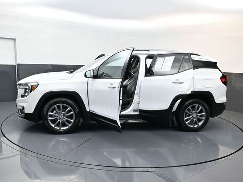 Used 2023 GMC Terrain SLT image 31