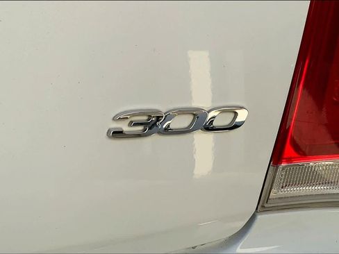 Used 2018 Chrysler 300 Limited image 9