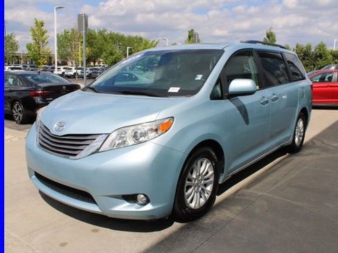 Used 2015 Toyota Sienna XLE FWD image 3