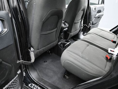 Used 2018 Jeep Wrangler Unlimited Sahara image 12