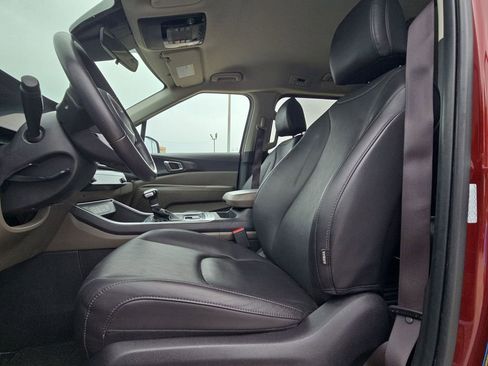 Used 2025 Kia Carnival FWD image 14