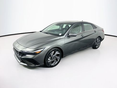 Used 2025 Hyundai Elantra Limited FWD image 3