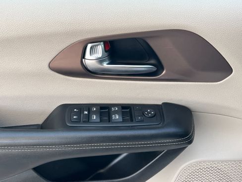 Used 2023 Chrysler Voyager LX image 13