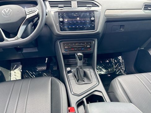 Used 2024 Volkswagen Tiguan SE FWD image 19